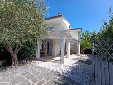 Foto Casa indipendente a Forte dei Marmi Centro di 161 m² con 7 locali