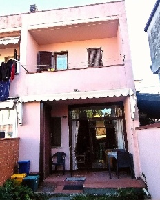 Foto Villa a schiera a Carrara Marina di Carrara di 120 m² con 5 locali