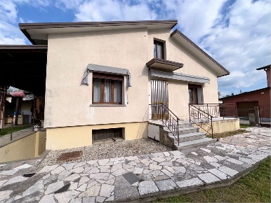 Foto Casa indipendente in Via Pasubio 19, Vittorio Veneto Centro di 193 m²