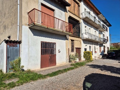 Foto Rustico in Via Trieste, Fenegrò di 100 m² con 3 locali in vendita