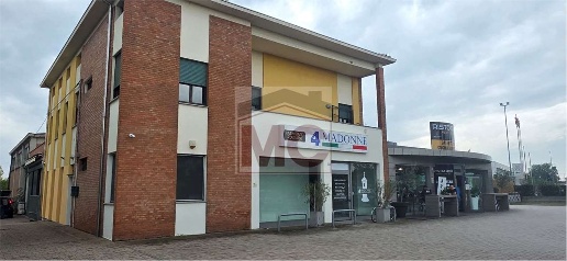 Foto Negozio a Rubiera di 190 m² con 4 locali in affitto