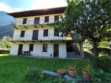 Foto Villa bifamiliare a Arnad di 215 m² con 4 locali in vendita