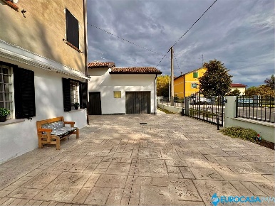 Foto Appartamento in Via Gazzoli  61, Novi di Modena Centro di 185 m²