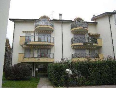 Foto Appartamento in Via Indipendenza, Meda di 88 m² con 5 locali