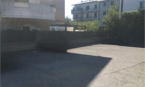 Foto Box in Via Garibaldi, Giussano Centro di 13 m² con 1 locali in vendita