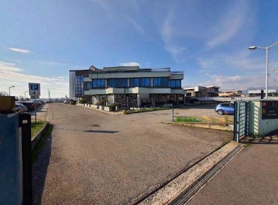 Foto Negozio in Via Dalmine, Curno di 272 m² con 1 locali in vendita