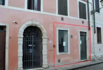 Foto Negozio in Contrà Cornoleo, Vicenza Centro Storico di 24 m² in vendita