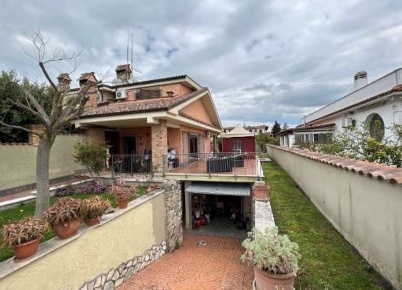 Foto Villa a schiera in Via delle Azalee, Pomezia Campo Jemini di 94 m²