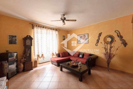 Foto Casa indipendente a Biandrate di 242 m² con 8 locali in vendita