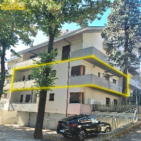 Foto Appartamento in VIALE CAVOUR, Teramo Centro di 151 m² con 7 locali