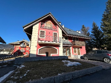 Foto Appartamento in via R. Stasi, Asiago Centro di 100 m² con 5 locali