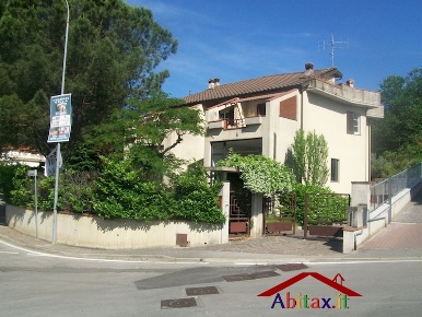 Foto Villa unifamiliare in Via Grazia Deledda, Cavriglia di 700 m²
