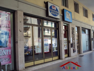 Foto Locale commerciale in VIA PO, Arezzo Saione di 270 m² con 15 locali