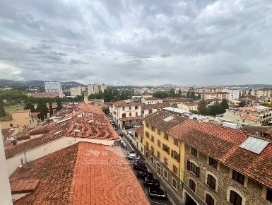 Foto Appartamento in Via dello Steccuto, Firenze di 116 m² con 5 locali