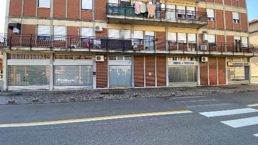 Foto Locale commerciale a Madone di 250 m² con 5 locali in vendita