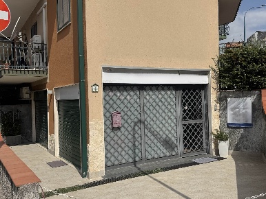 Foto Attività commerciale in Via Sarafia  13/b, Pedara Centro di 137 m²