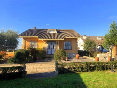 Foto Casa indipendente in Via Colonnella 7, Ceprano di 400 m² con 10 locali