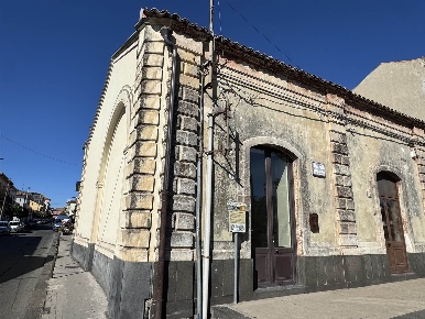 Foto Attività commerciale in Piazza Don Diego, Pedara Centro di 76 m²