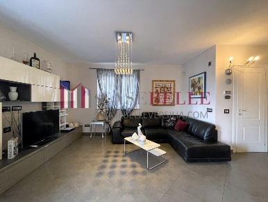 Foto Villa a schiera a Massa Centro di 240 m² con 6 locali in vendita