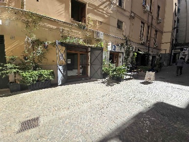 Foto Negozio in Vicolo buonaventura, Salerno Centro di 36 m² con 2 locali