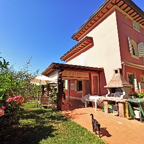 Foto Villa unifamiliare a Lucca Nozzano - Arliano di 180 m² con 7 locali
