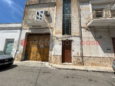 Foto Casa indipendente in Via NAZARIO SAURO 23, Pulsano Centro di 550 m²