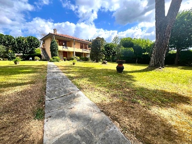 Foto Villa unifamiliare a Capraia e Limite Centro di 440 m² con 10 locali