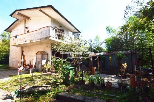 casa indipendente in vendita a Lucca in zona Pontetetto