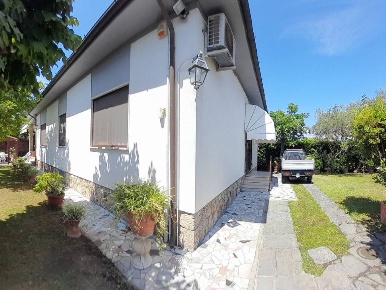 Foto Villa unifamiliare a Forte dei Marmi Centro di 132 m² con 7 locali
