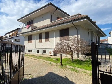 Foto Appartamento a Confienza di 107 m² con 4 locali in vendita