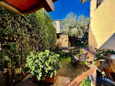 Foto Casa indipendente a Massa Castagnola di 180 m² con 5 locali in vendita