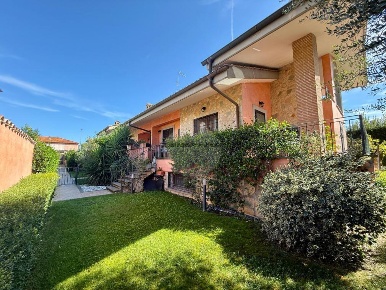 Foto Villa a schiera in Via Bassignana, Roma di 126 m² con 7 locali