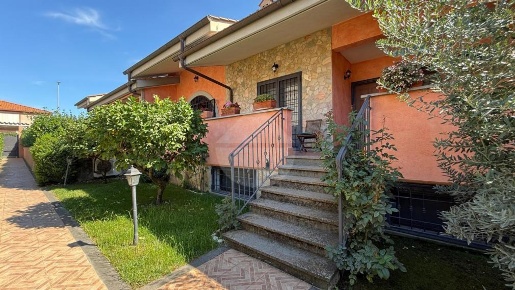 Foto Villa a schiera in Via Bassignana, Roma di 110 m² con 6 locali