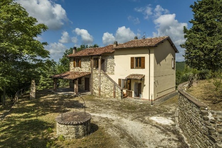 Foto Rustico in Frazione Pisciano, Gubbio di 300 m² con 11 locali