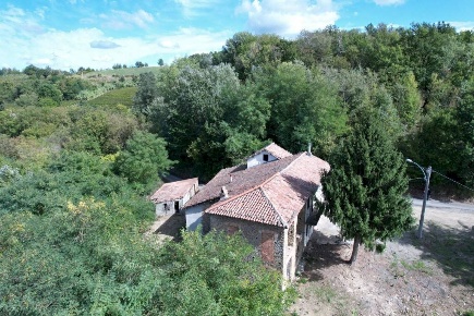 Foto Rustico in Regione Sconi, Cassinasco di 325 m² con 10 locali