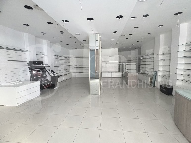 Foto Negozio in Viale JAPIGIA 23, Bari Japigia di 130 m² con 2 locali
