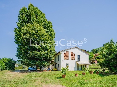 Foto Villa unifamiliare a Lucca Mutigliano - Torre di 426 m² con 14 locali