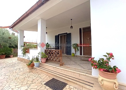 Foto Casa indipendente in Via Lampedusa 8, Aprilia Campoverde - Lampione