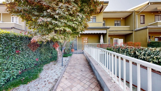 Foto Villa a schiera in Bologna, Bellinzago Lombardo di 150 m² con 4 locali