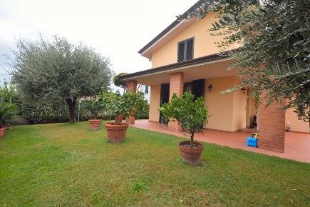 Foto Villa unifamiliare a Lucca San Pietro a Vico - San Cassiano di 240 m²
