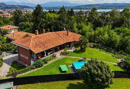 Foto Villa singola in oleggio castello, Arona di 220 m² con 10 locali