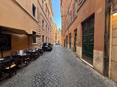 Foto Negozio in dell'Archetto, Roma Trevi di 92 m² con 2 locali in vendita