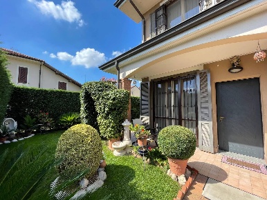 Foto Villa bifamiliare a Massalengo Centro di 143 m² con 4 locali