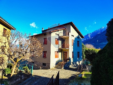 Foto Villa bifamiliare a Breno Centro di 410 m² con 6 locali in vendita