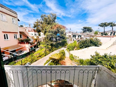 Foto Appartamento a Ischia Centro di 81 m² con 4 locali in vendita