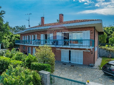 Foto Villa singola in VIA GIUSEPPE CALIGARA, Arona Centro di 260 m²