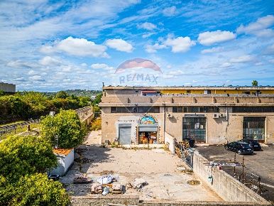 Foto Locale commerciale in Predda Niedda strada n° 25, Sassari di 461 m²