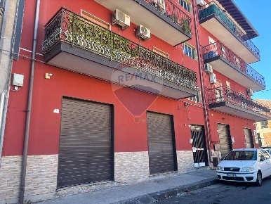Foto Locale commerciale in rocco chinnici, Belpasso Piano Tavola di 110 m²