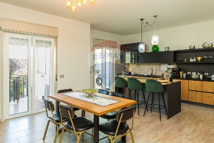 Foto Appartamento in Via S.Nicolò, Aci Catena Centro di 110 m² con 4 locali