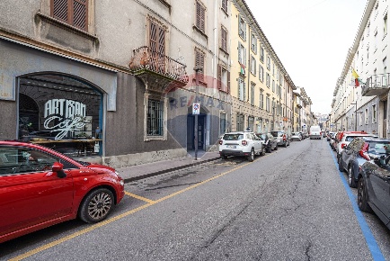 Foto Bar in Via San Bernardino, Bergamo Stazione di 120 m² con 5 locali